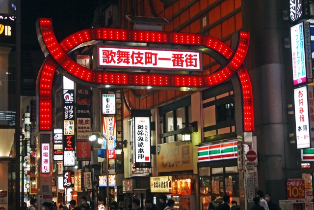 歌舞伎町一番街の前