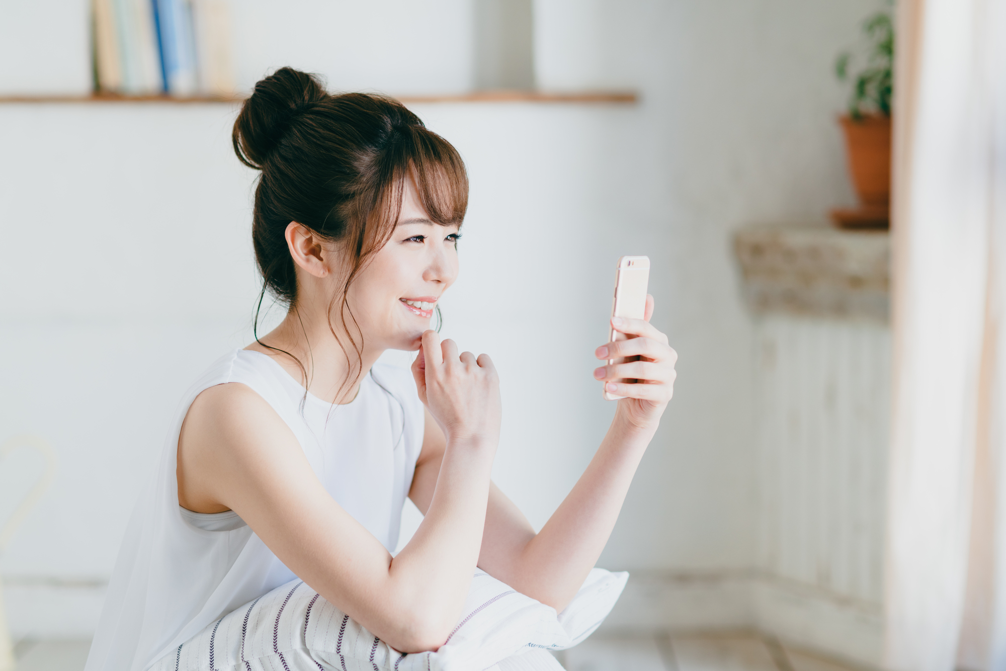 スマホを見る若い女性